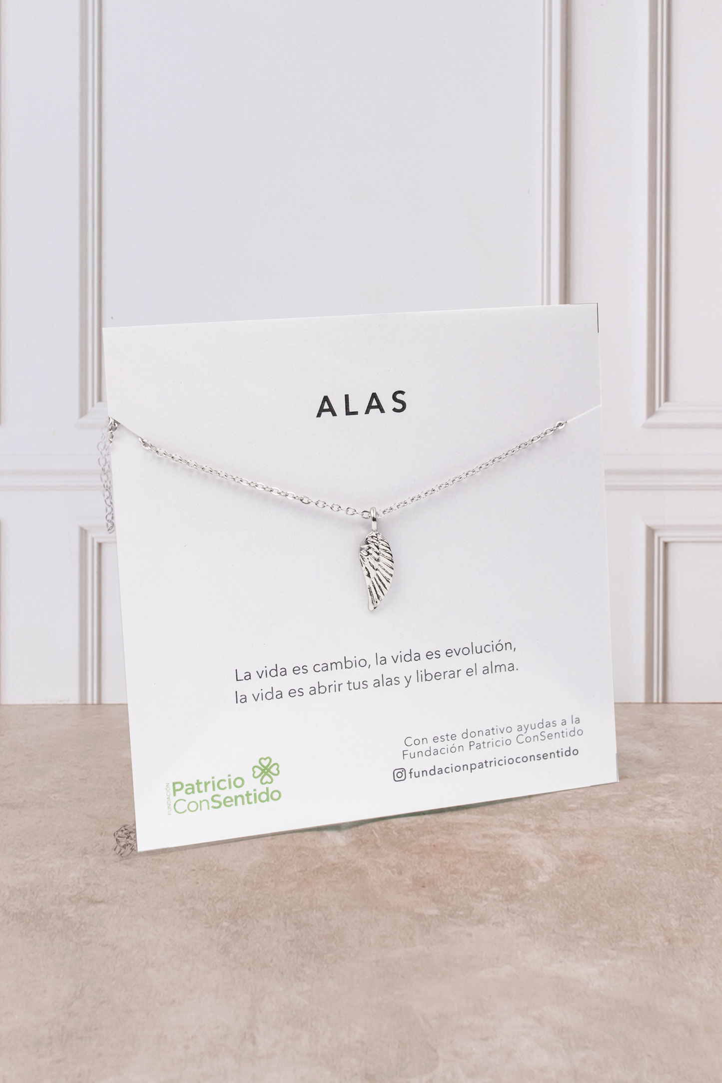 Collar Alas + Luz Eterna - Lilium y Clavel Blanco