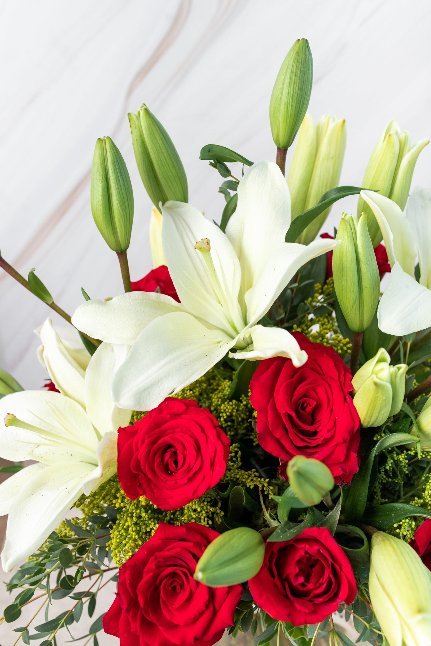 Carmín - Rosas Rojas y Lilium Blanca MERIDA