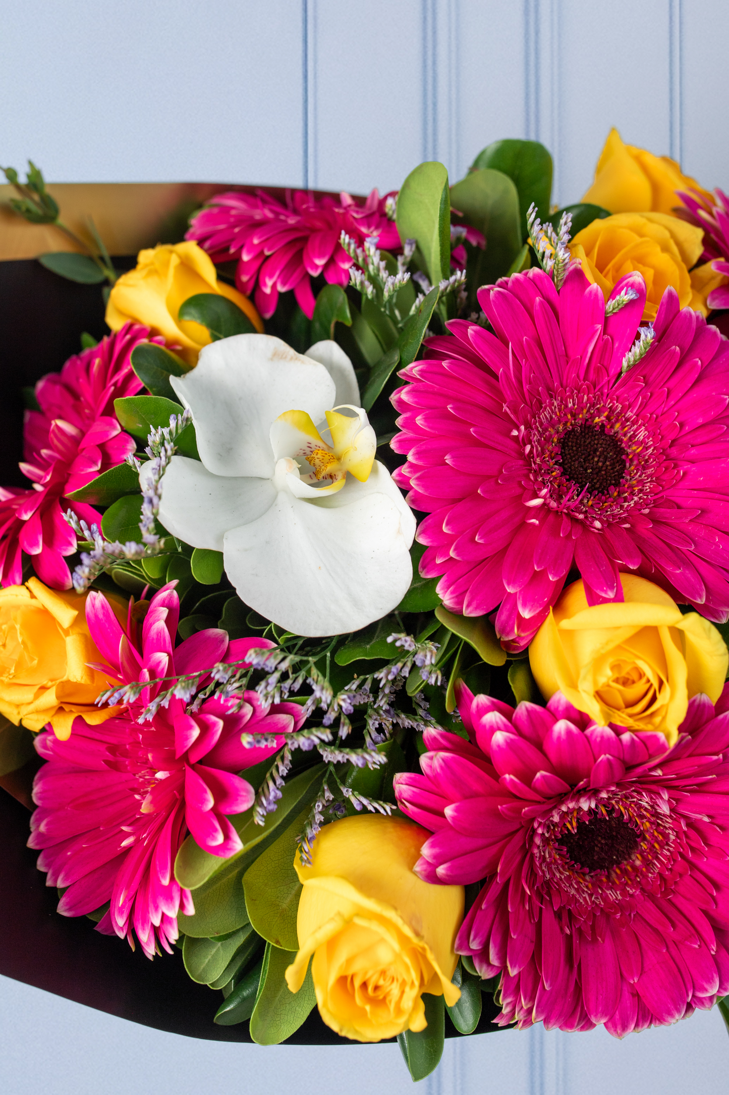 Instantes - Gerbera, Rosa Amarilla y Orquídea Blanca Cd. Juárez