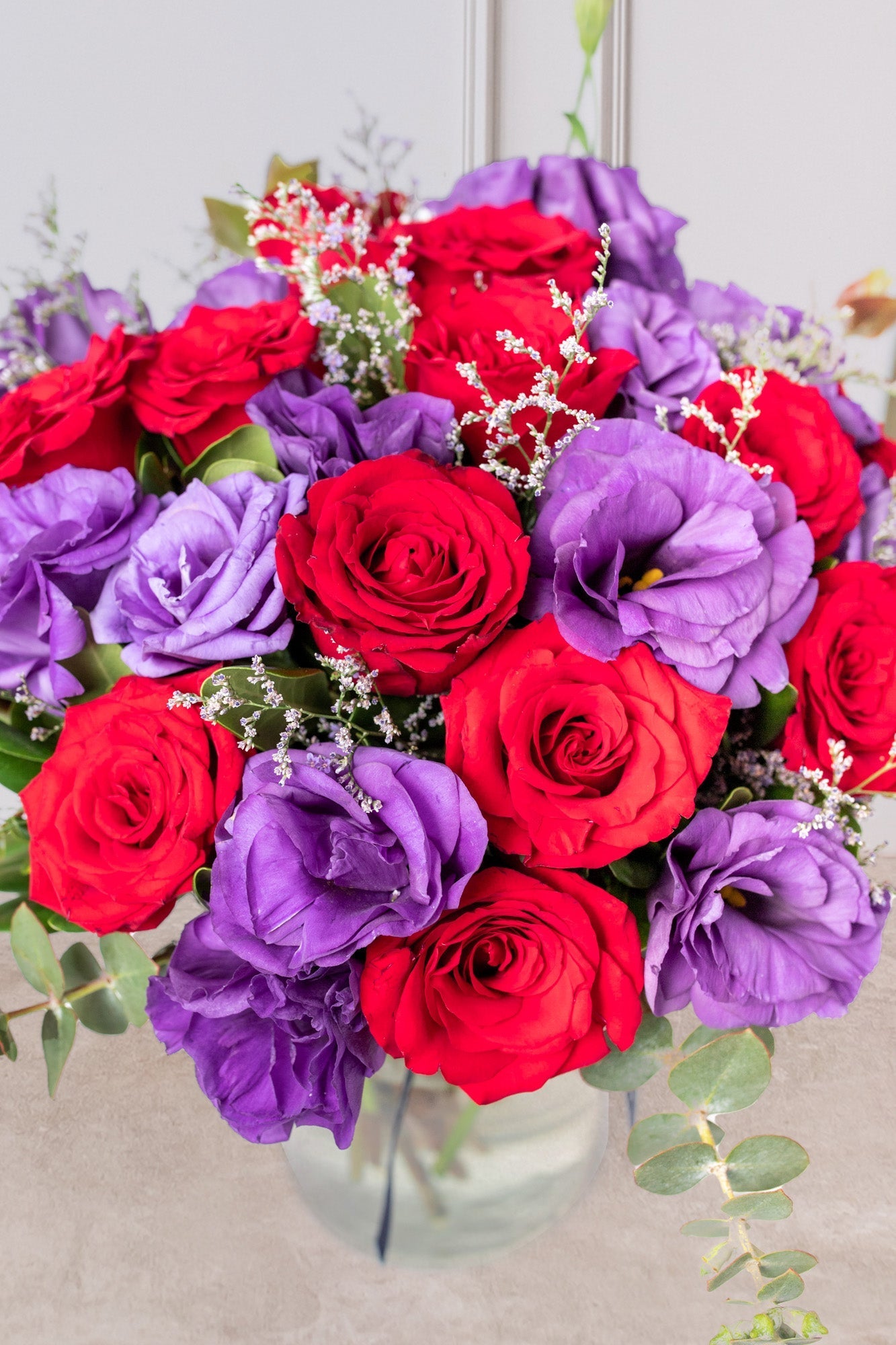 París - Rosa Roja y Lisianthus Morado PTO. ESCOND.