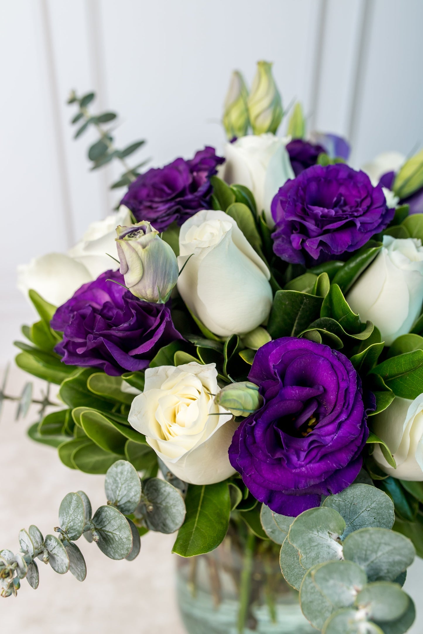 Claro de Luna - Rosa Blanca y Lisianthus Morado MERIDA