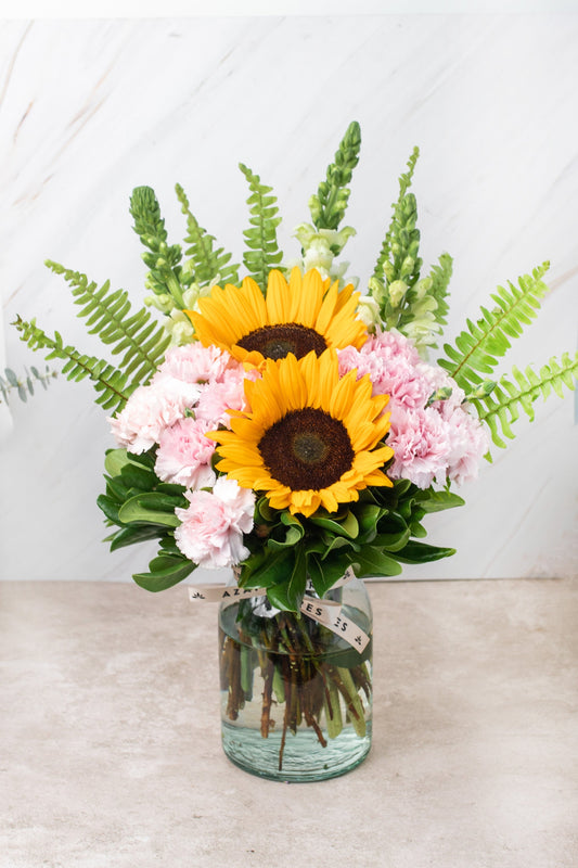 Feliz Día / Girasoles y Claveles Rosas CEL.