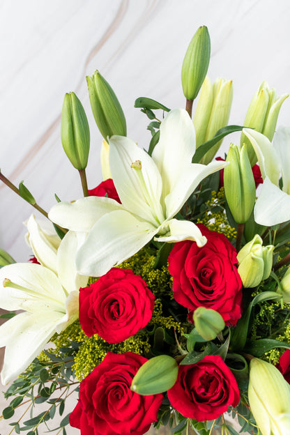Carmín - Rosas Rojas y Lilium Blanca VILLA