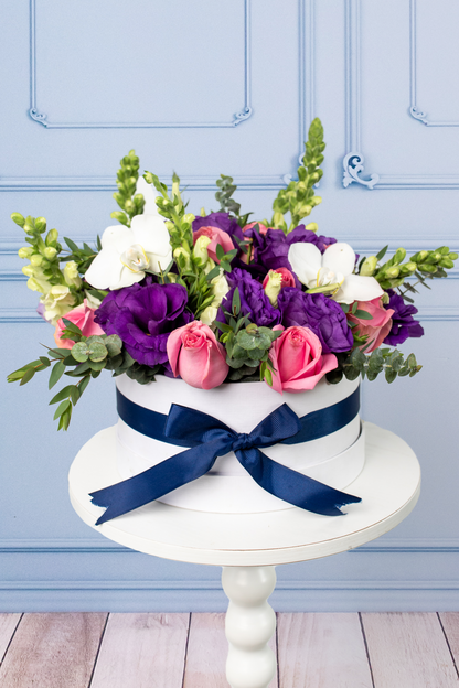 Verona - Caja de Rosas Claritas con Lisianthus y Orquídea