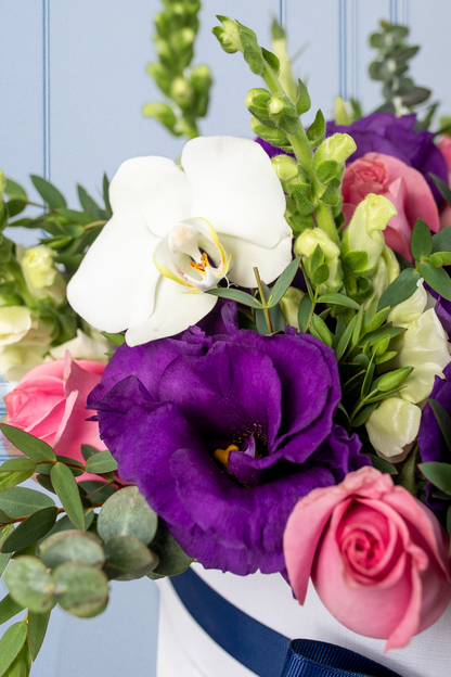 Verona - Caja de Rosas Claritas con Lisianthus y Orquídea