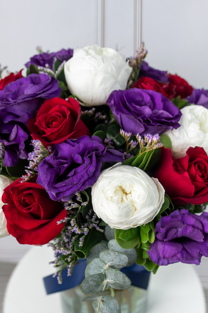 Perfecta - Peonia Blanca, Rosa Roja y Lisianthus
