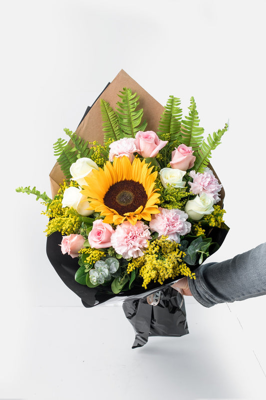 Amable - Girasol, Rosa Blanca y Clavel Rosa VILLA