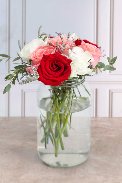 Centro de Mesa 15 - Rosa Clarita, Rosa Roja y Clavel Blanco